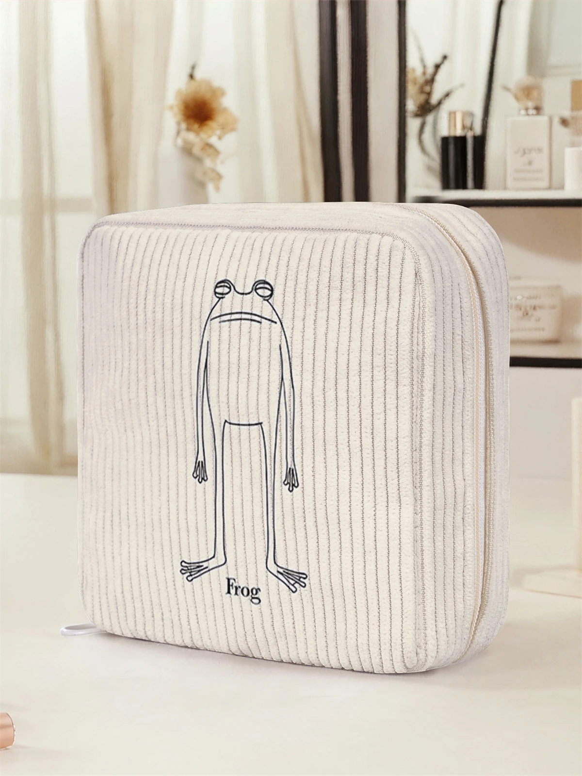 Cartoon frog pattern printed sanitary napkin storage bag, women's lightweight tissue bag, sanitary tissue bag
