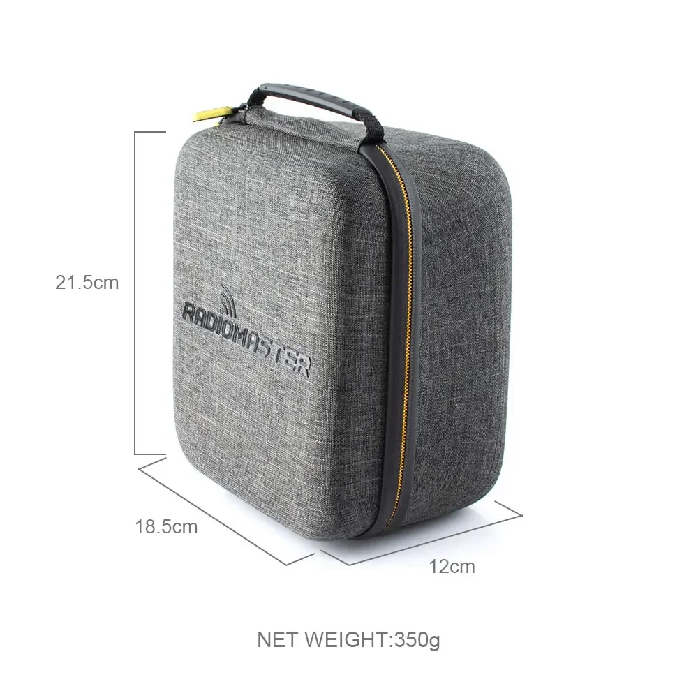 Émetteur Radiomaster TX12 inséré dans le sac de transport universel, avec mousse protectrice et compartiment pour accessoires.
