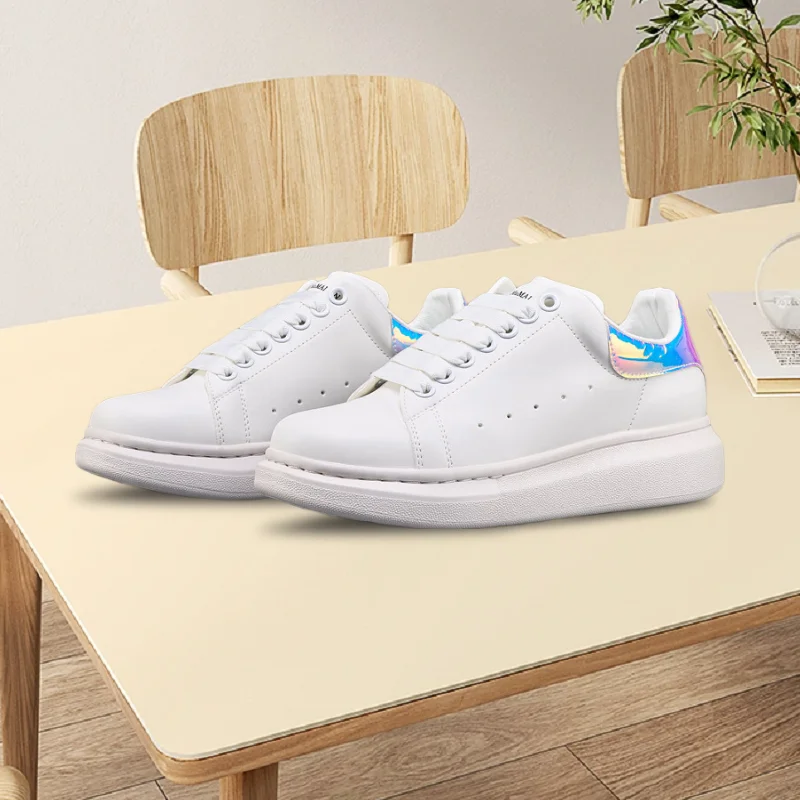 The new fashionable white leather sports shoes are stylish, novel and versatile. They are simple yet retain the sporty style.