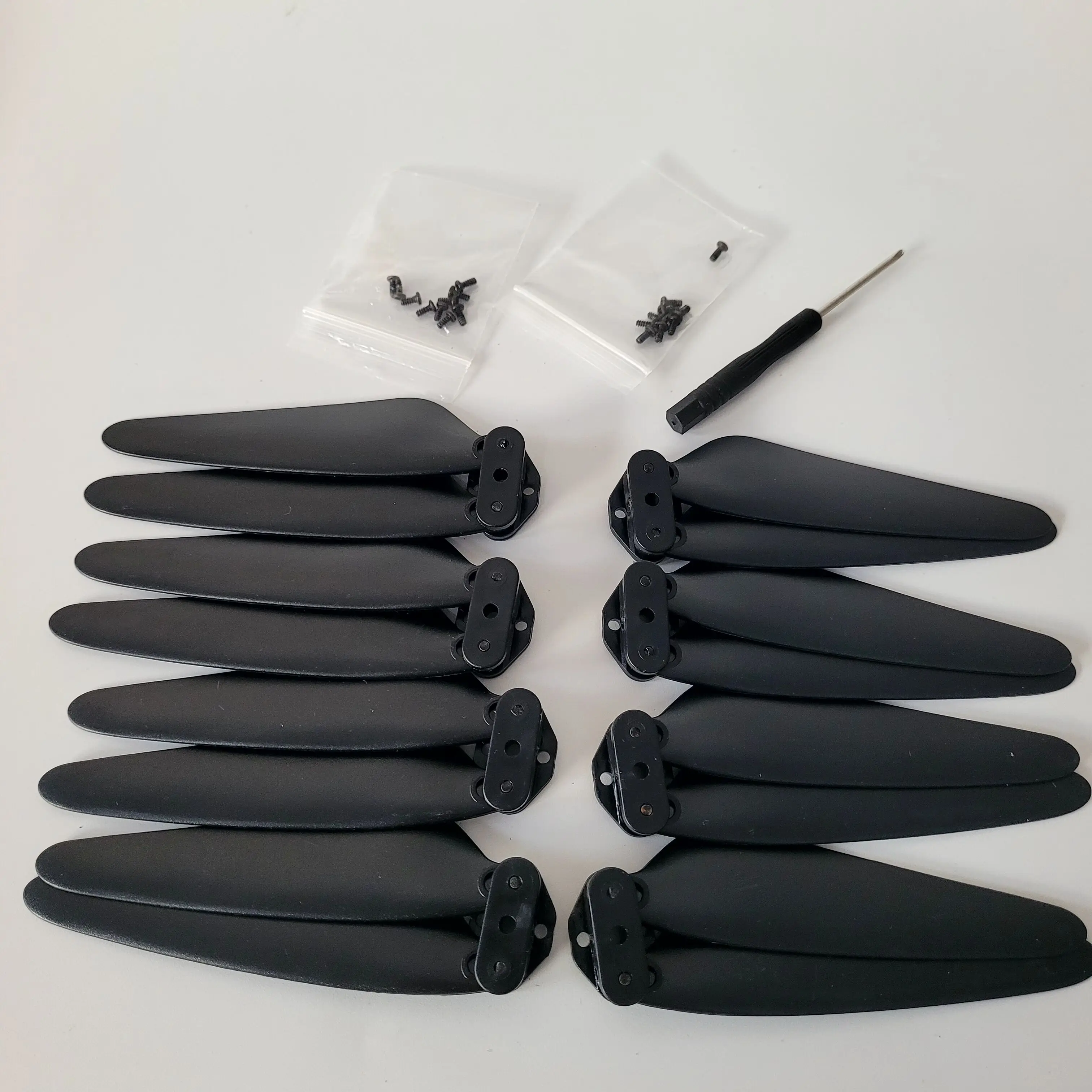 Lot de 16 hélices de drone multicolores, pièces de rechange compatibles avec la plupart des drones.