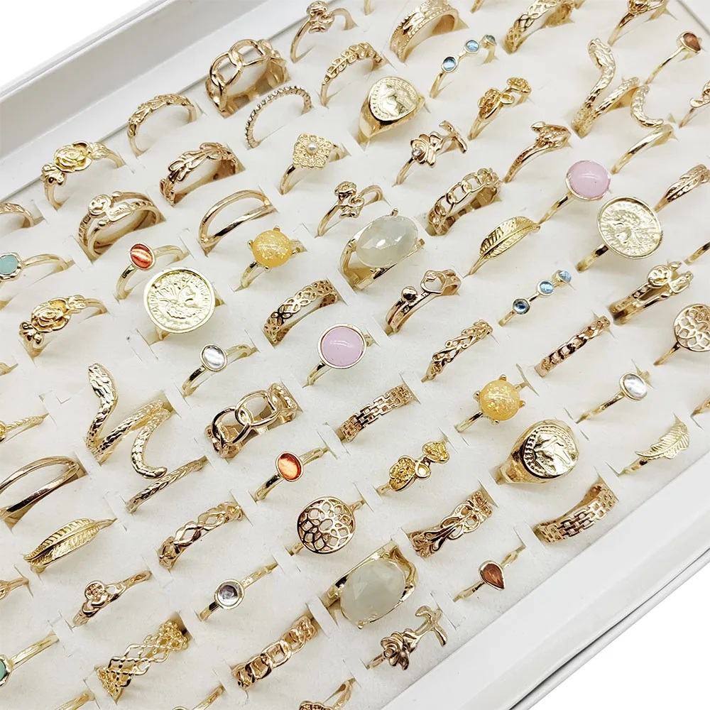 50 Stück/Los Neue Gemischte Stile Legierung Fingerringe für Frauen Bonbonfarben Runde Kristall Dünne Gelenkringe Party Bar Niedlicher Schmuck für Mädchen