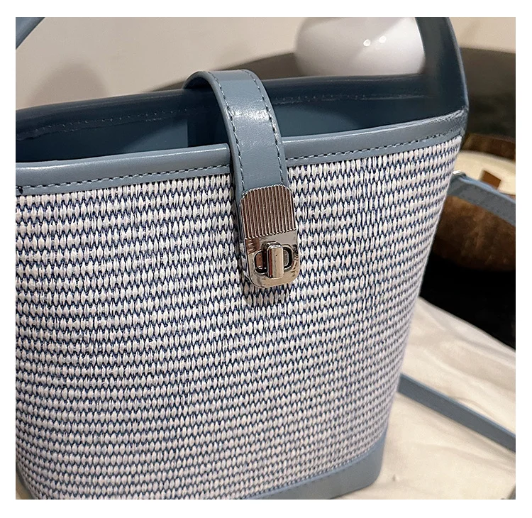 Erba di nicchia super popolare per le donne 2024 nuova borsa a secchiello per l'acqua a tracolla intrecciata versatile con blocco di colore estivo, mobile_voghion.com