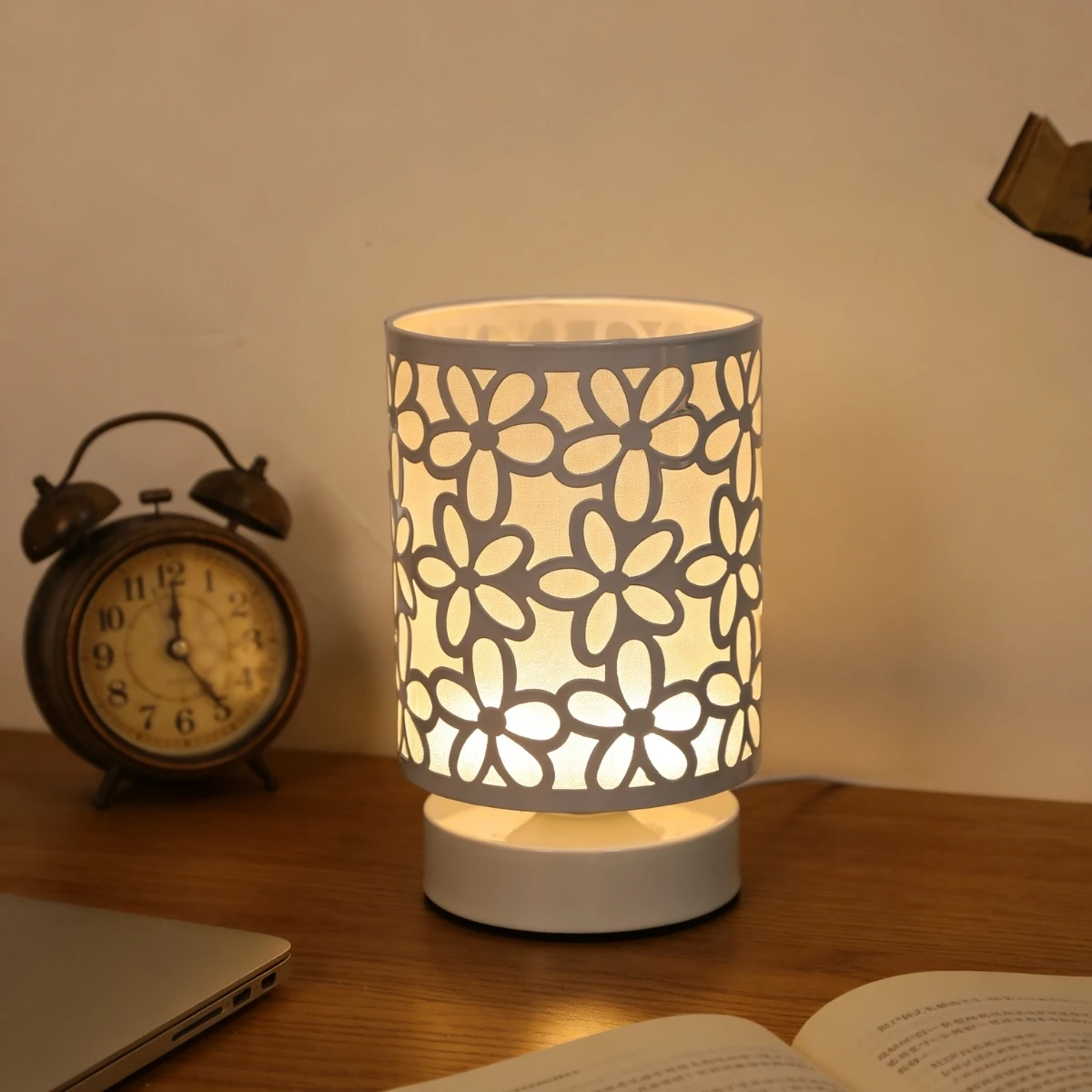 1pcHollow out 디자인의 따뜻한 색상의 LED 책상 램프, USB 전원 공급, 거실, 파티, 침실의 장식 조명에 사용됩니다.