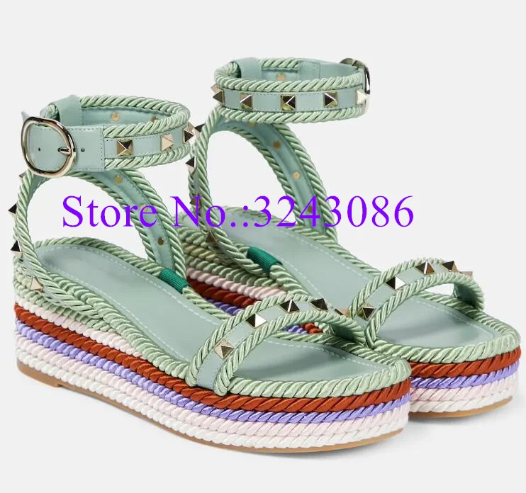 

Женские босоножки с заклепками, разноцветные сандалии на платформе, повседневная обувь с шипами