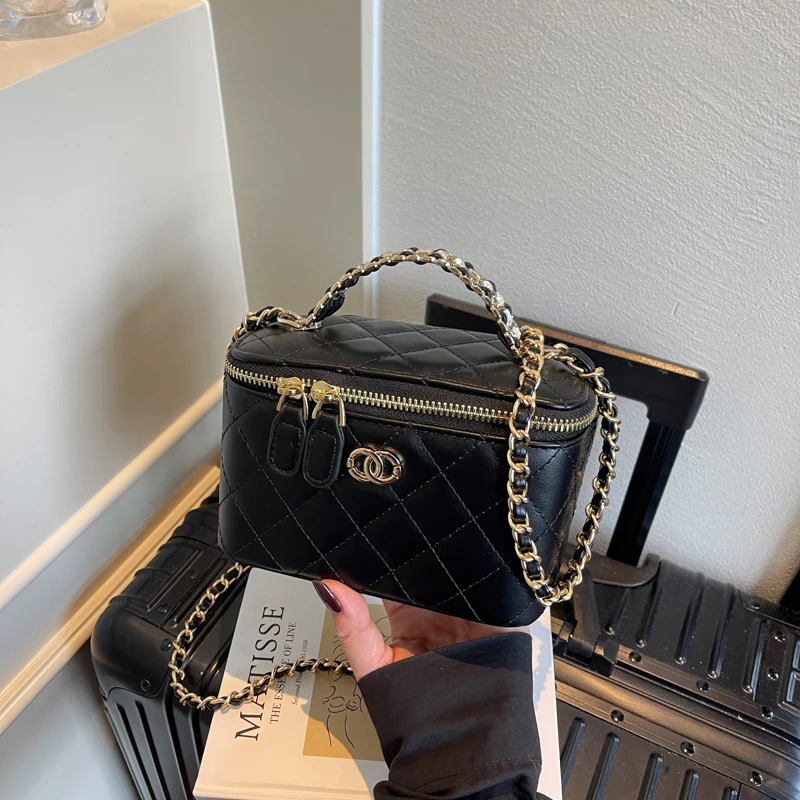 حقيبة يد أنيقة وعصرية، بتصميم فريد وشعار حروف مميز...