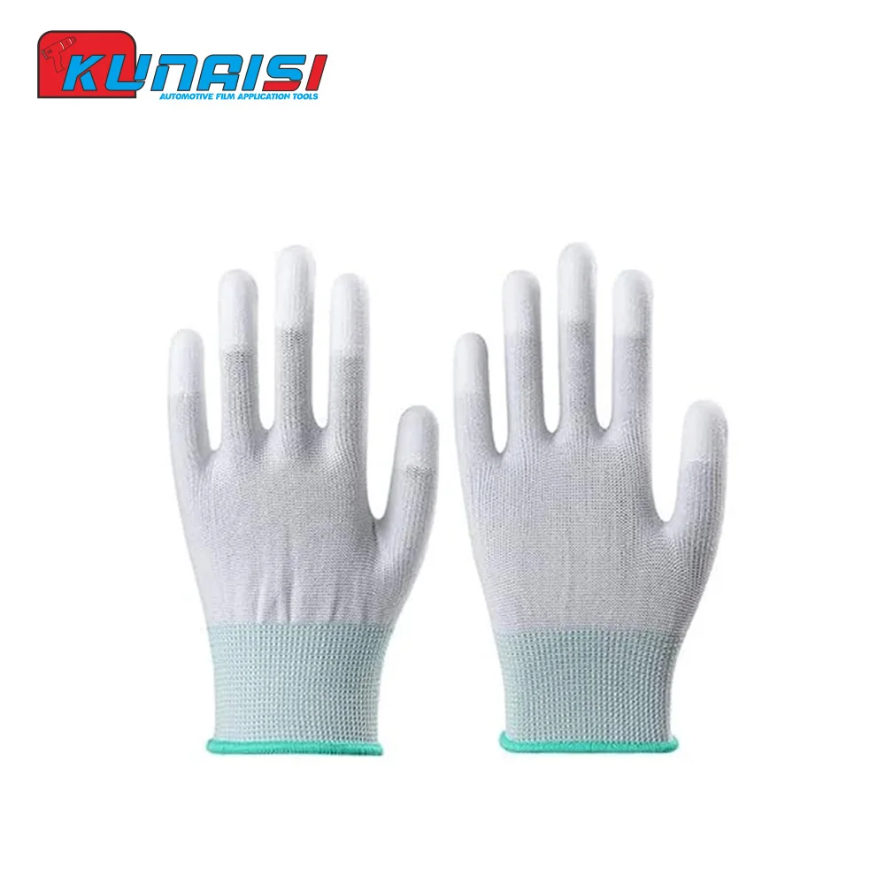 Mains portant des gants en vinyle jetables pour voiture, nettoyant un volant.