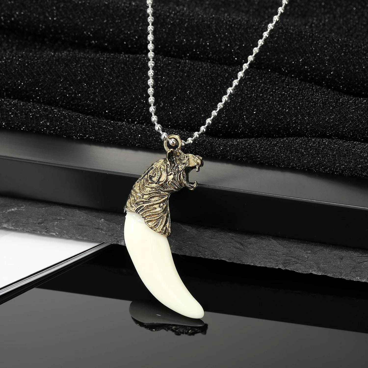 1PC New Domineering Simulation Wolf Tooth Necklace Retro Punk Tiger Head Pendant Necklace Men's Sweater Chain Jewelry