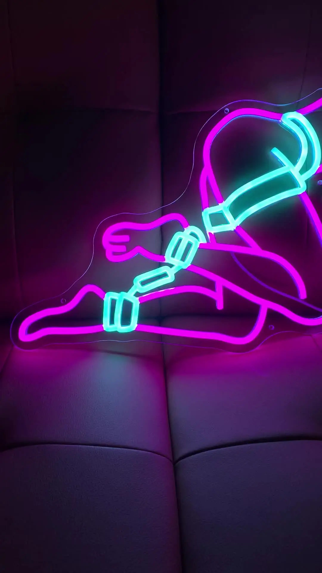 Неоновые знаки с перекрещивающимися штанинами применим к детской баре ночной