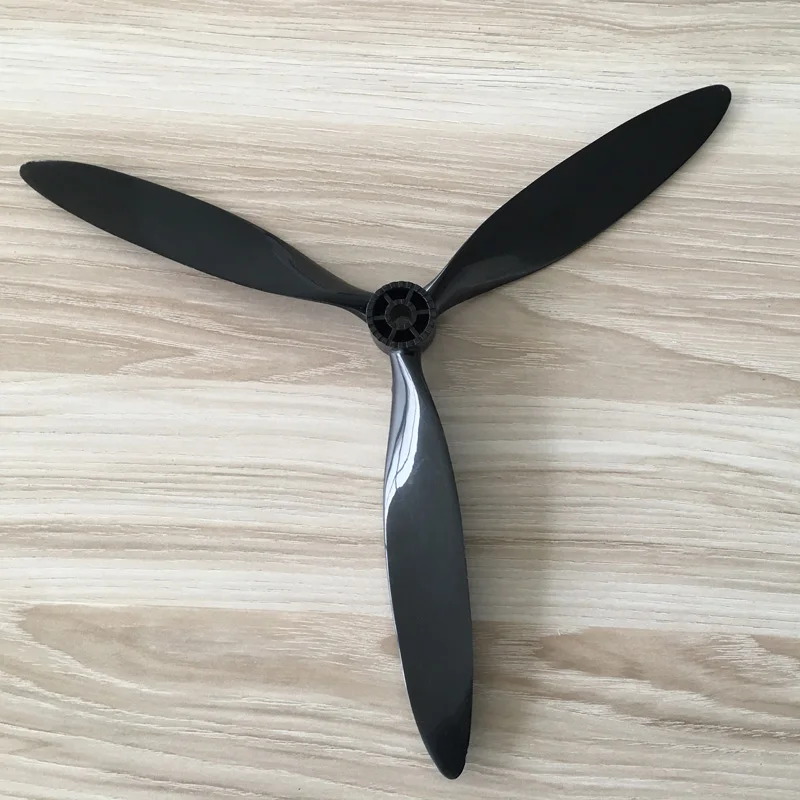 Hélice Dynam 1370 pales en fibre de carbone pour avion RC, vue de profil