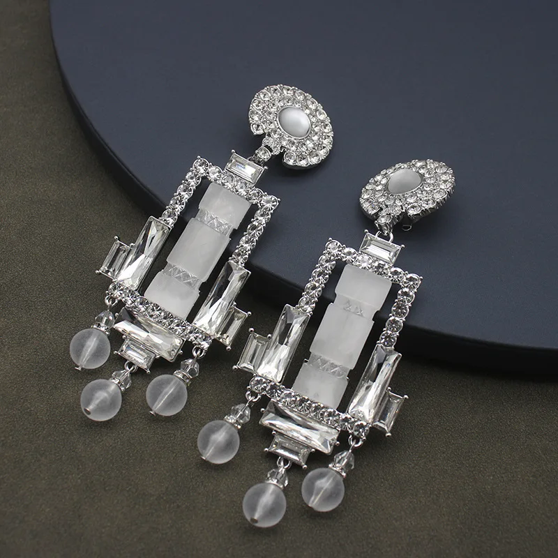 European and American exaggerated retro shoulder sweeping white rock sugar ear clip