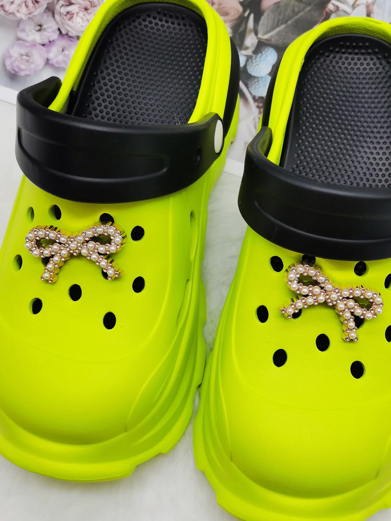 2 Stück Harz-Herz-Bär Schuh-Charms DIY-Dekorationen Künstliche Perlen Schleife Schuhschnalle Zubehör Abnehmbare Bienen-Schuhclips – Detail 2