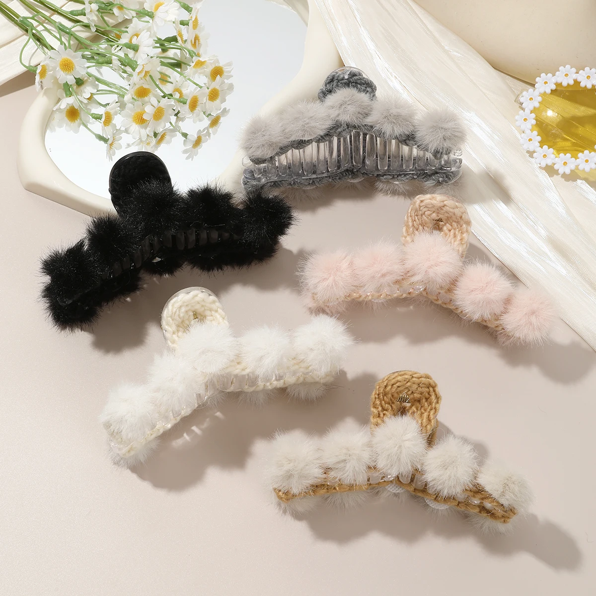 1pc Plush Ball Hair Claw Womens Girl Elegant Hairpins Shark Clips Crab Makeup Hair Styling Barrettes Fashion Hair Accessories