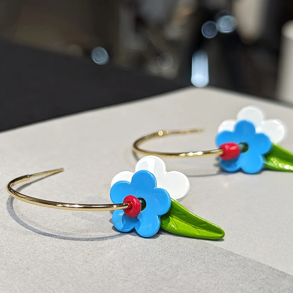 

Серьги-кольца бутик Amorita с голубыми цветами и листьями