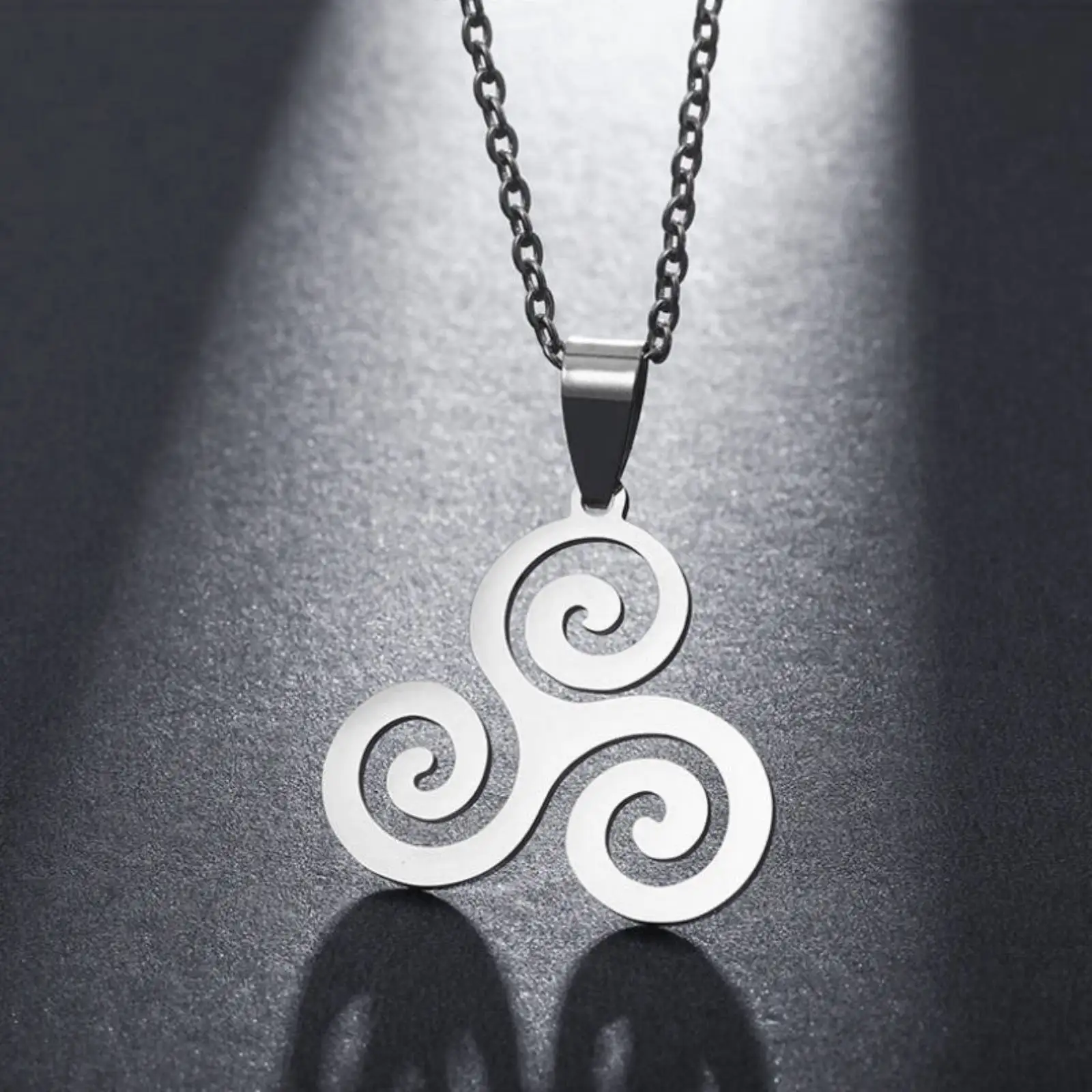 Collier Pendentif Triskelion Triskele - Symbole Spirale Soleil, Argent/noir, 46 Cm, Neuf Avec étiquettes