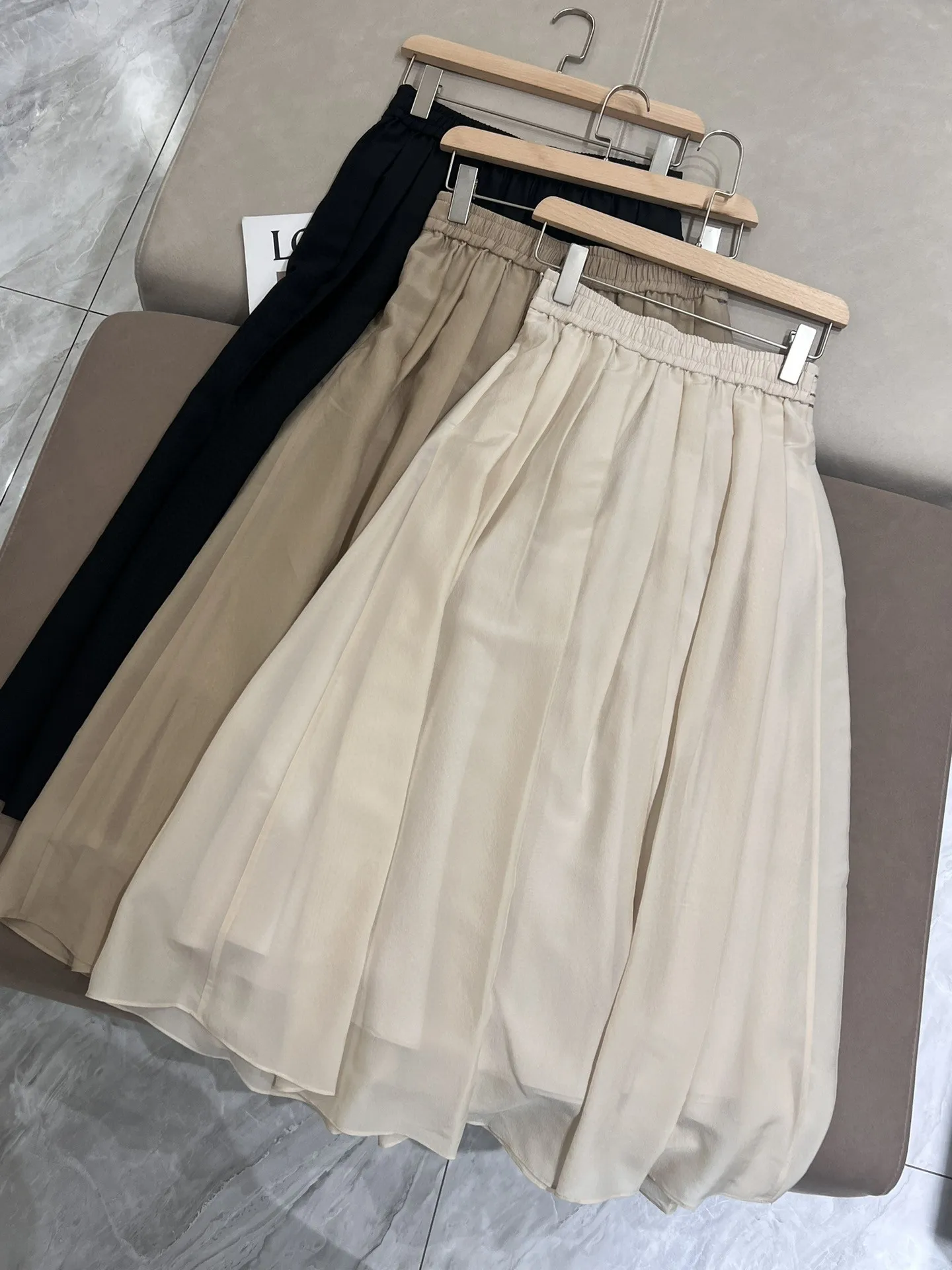 

Женская юбка средней длины из ацетатного шелка с цепочкой и бусинами, весна-лето 2024