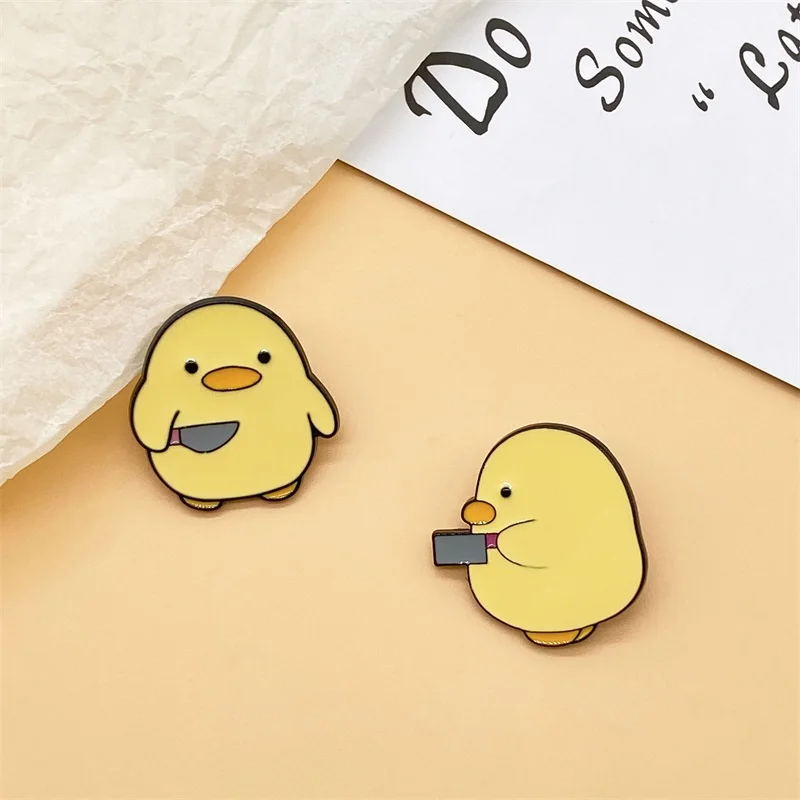 Creativo Cartoon Little Yellow Duck Con Coltello Spilla In Metallo Ins Fashion Combination Versatile Zaino Badge Accessori Per Costumi