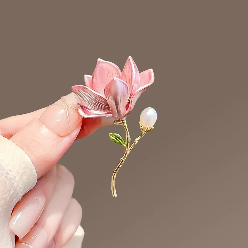 여성을위한 절묘한 핑크 퍼플 블루 목련 꽃 브로치 레이디 우아한 액세서리 에나멜 모조 진주 꽃 식물 브로치