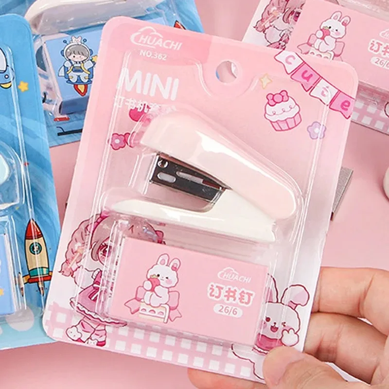 귀여운 마카롱 컬러 미니 스테이플러 1개 학생용 문구 콤보 세트 (편리한 소형 스테이플러와 종이 제본용 스테이플 포함)