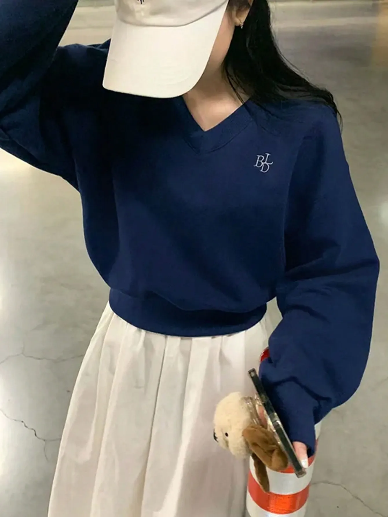 Korean V Neck Atmospheric Loose Sweatshirt for Women Autum Letter Long-Sleeved Pullover Knitwear Lazy High-End Top 3