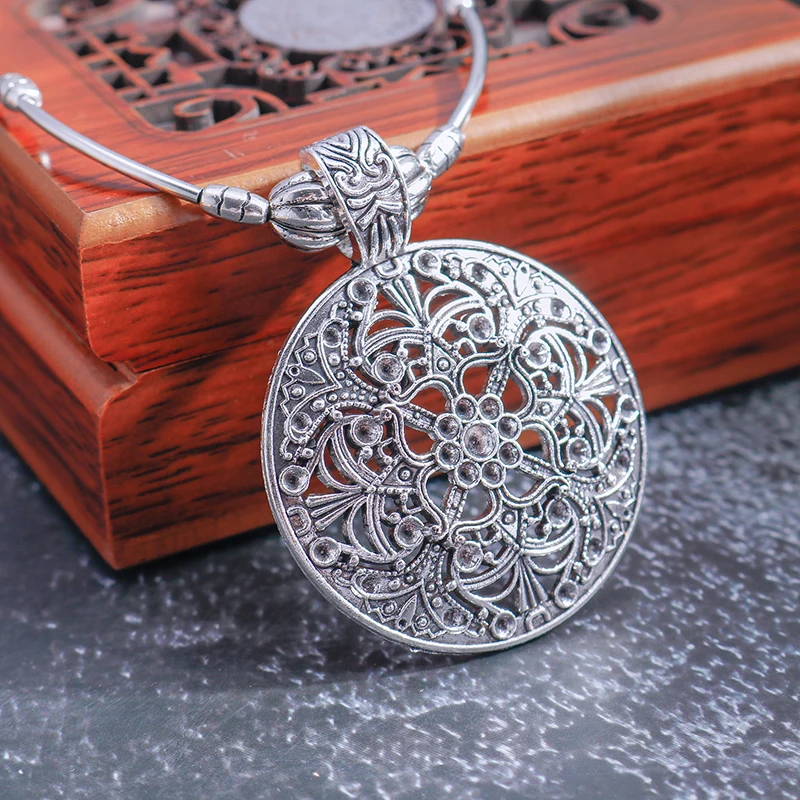 Aihua Boho Statement-Halsketten mit geschnitzten, hohlen Blumen und Schmetterlingen für Damen, Vintage Ethnischer Tibetischer Silberschmuck – Detail 1