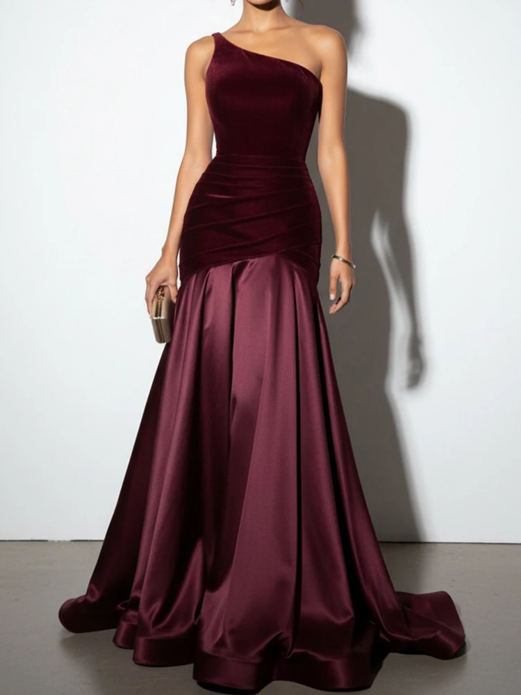 فستان بنفسجي طويل بتصميم كتف واحد وانسدال لامع