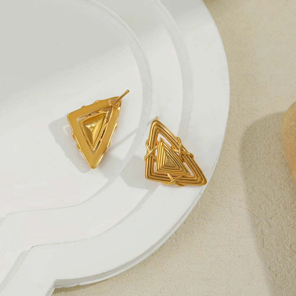 Retro Metal Hollow Spiral Triangle Stud Earrings for Women Girls Gold Plated PVD Texture Earring Hypoallergenic Cadeau Femme