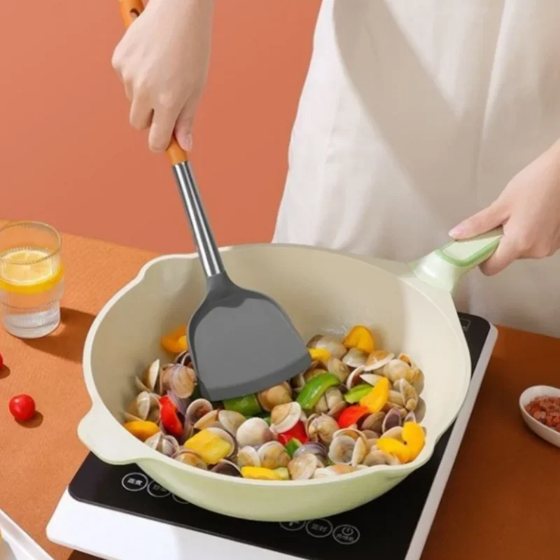4Pcs/Set Silicone Cooking Utensil Spoon and Spatula Heat Resistant Non Stick Cookware with Wooden Handle Kitchen Baking Tools