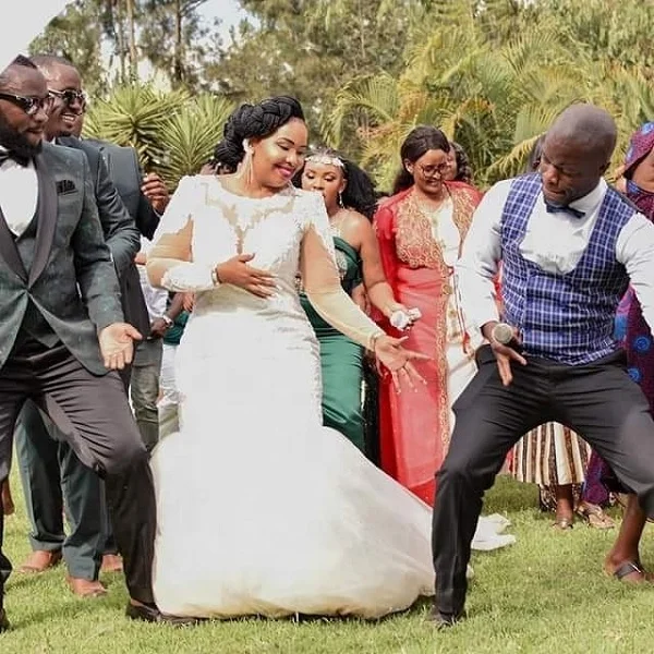 

Женское свадебное платье с длинным шлейфом, сдержанное кружевное платье с глубоким вырезом и аппликацией, свадебное платье