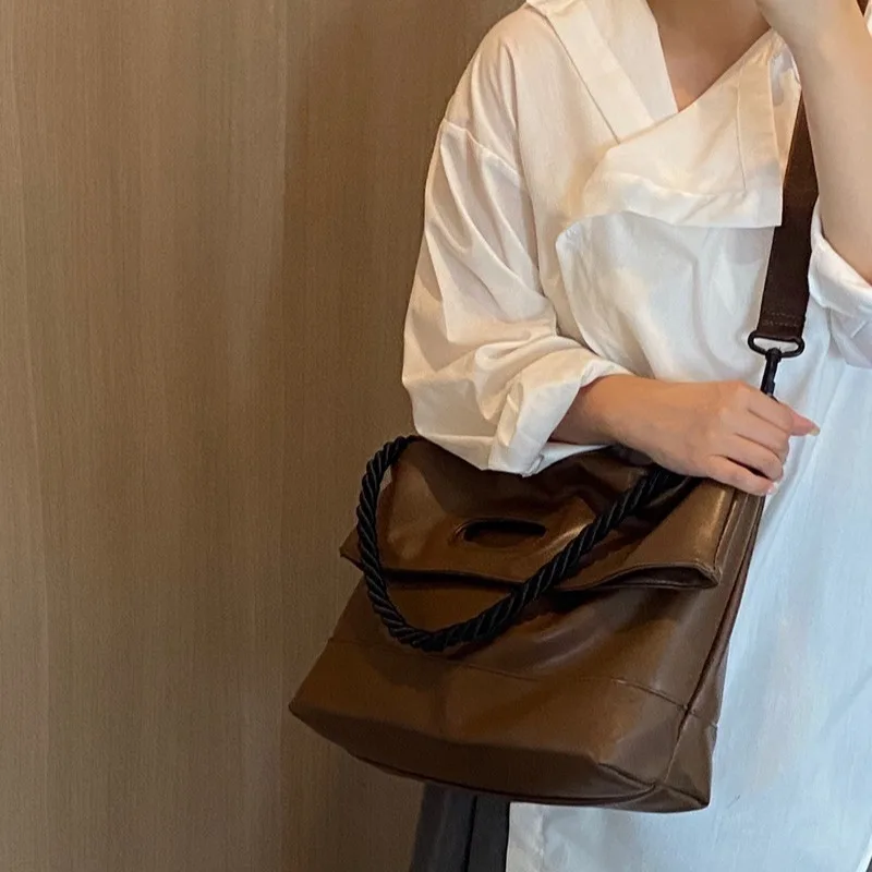 Bolso de mano de piel sintética suave de alta gama para mujer, bolsa de hombro grande, de gran capacidad, para estudiantes, para primavera y otoño, 2024