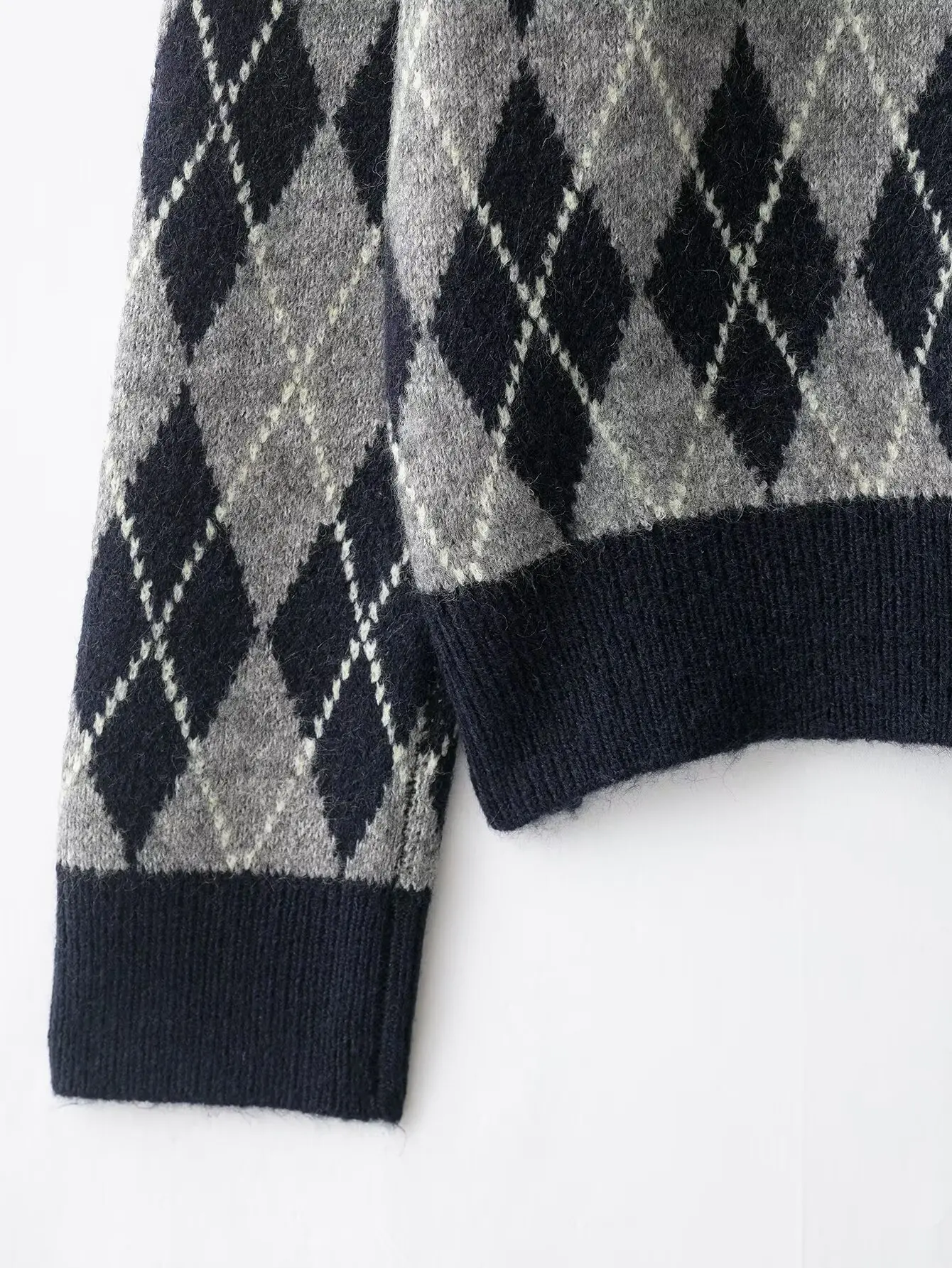 Women Casual Fashionable Argyle Knitted Sweater Female O-Neck Long Sleeved Sweater Pullover Retro Commute High Street Knitted To