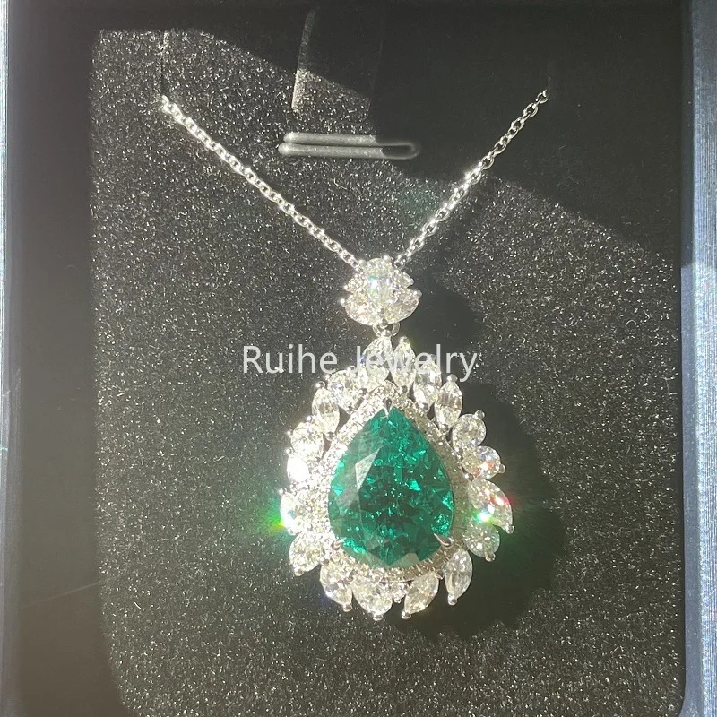 

Ruihe 18K Gold Pendant Necklace 7ct Plus Pear Shape Lab Grown Emerald with Moissanite Gmestone Fine Jewelry for Gift Fashion