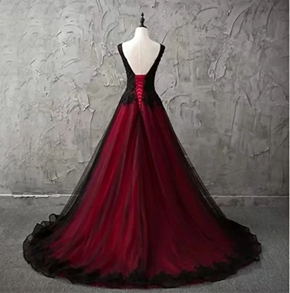 Black V-Neck Ball Gown Quinceanera Dresses Vintage Applique Princess Birthday Party Gown