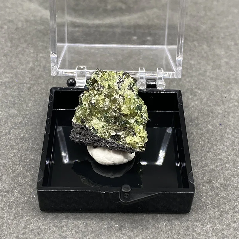 100%  Natural peridot Mineral Specimens Stones and Crystals Healing Crystal   +Box size:35*35*35 mm