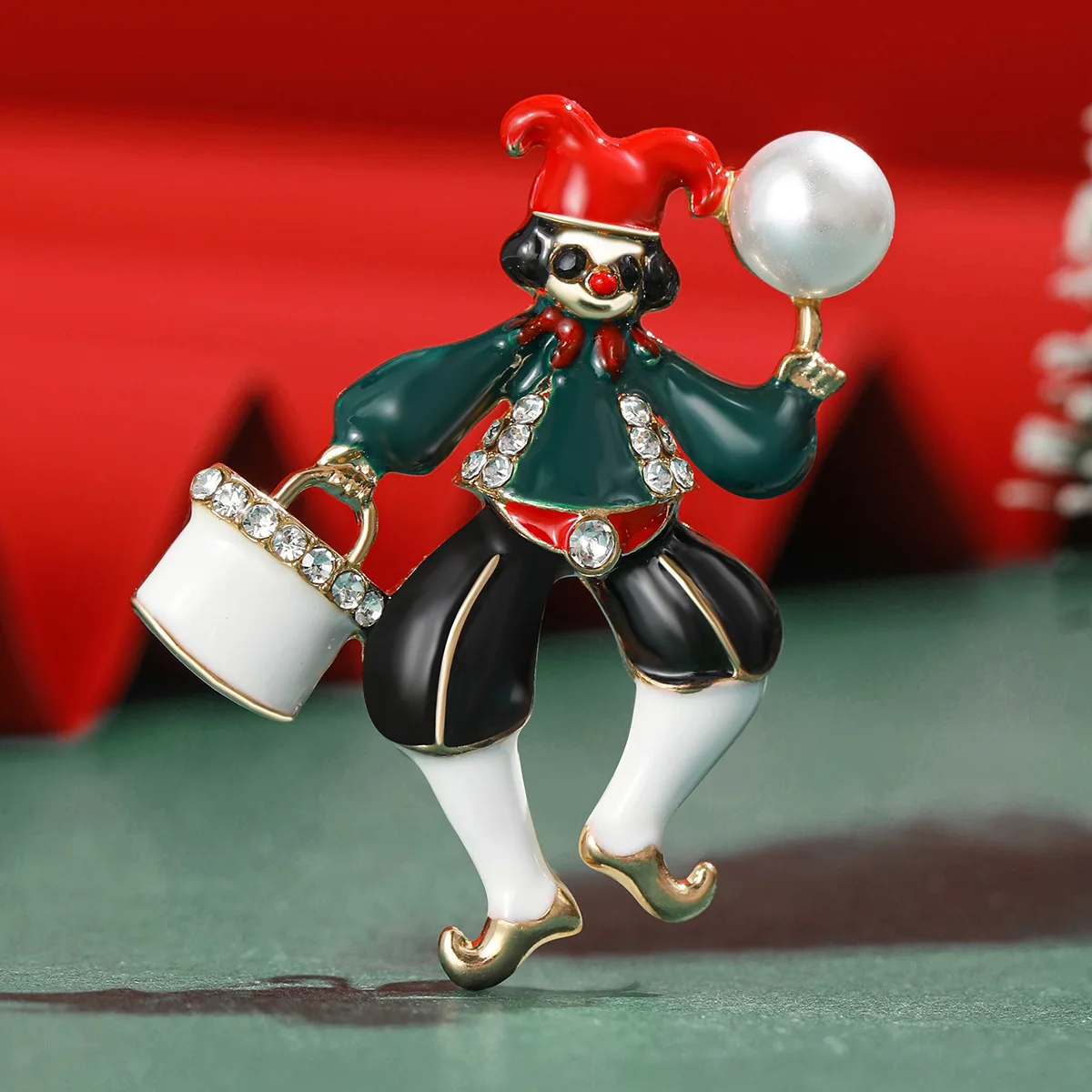 

Magic Christmas Clown Brooch Ladies Unisex Enamel Christmas New Year Lucky People Party Casual Brooch Pin Gift