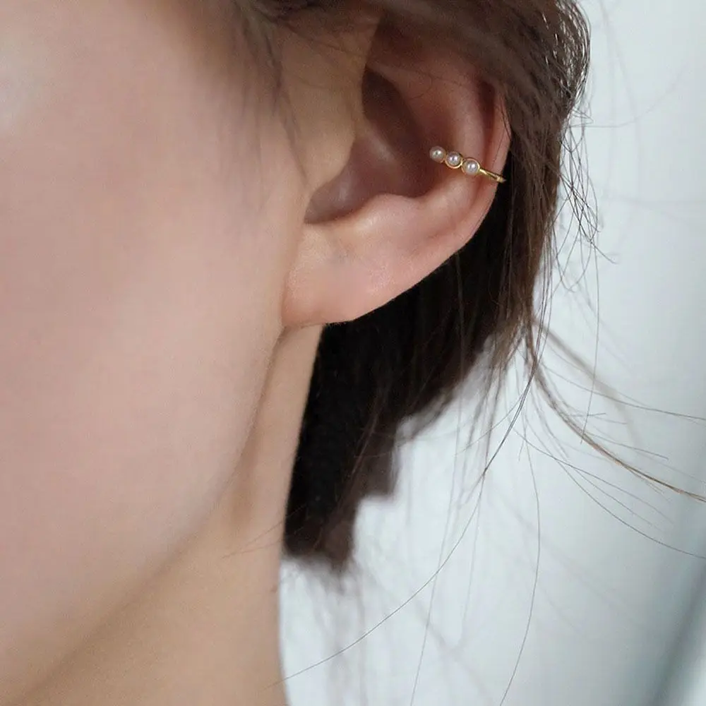 Per Le Donne Minimal Triple Pearls White Beaded Shining Trendy Jewelry Ear Clip Ear Cuff Orecchini A Bottone