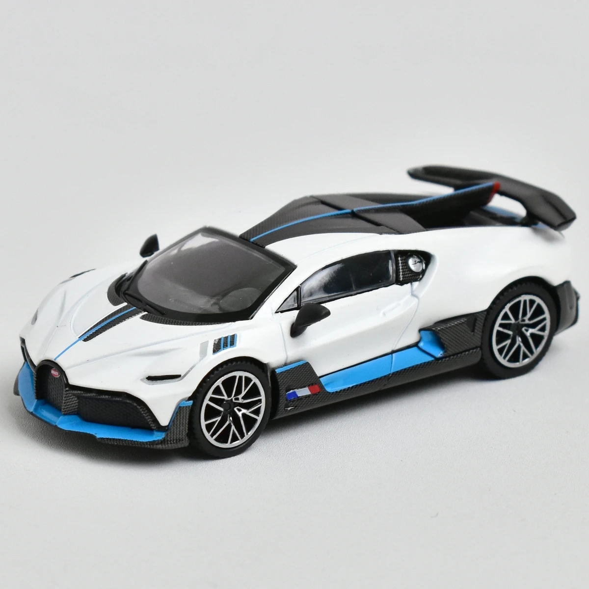 

Модель автомобиля Bugatti Chiron Pur, модель спортивного литья под давлением, 1:64, 661