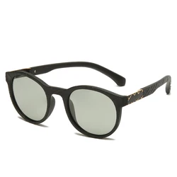 Sleek Retro Polarized Sunglasses - Versatile UV400 Eyewear (Photochromic)