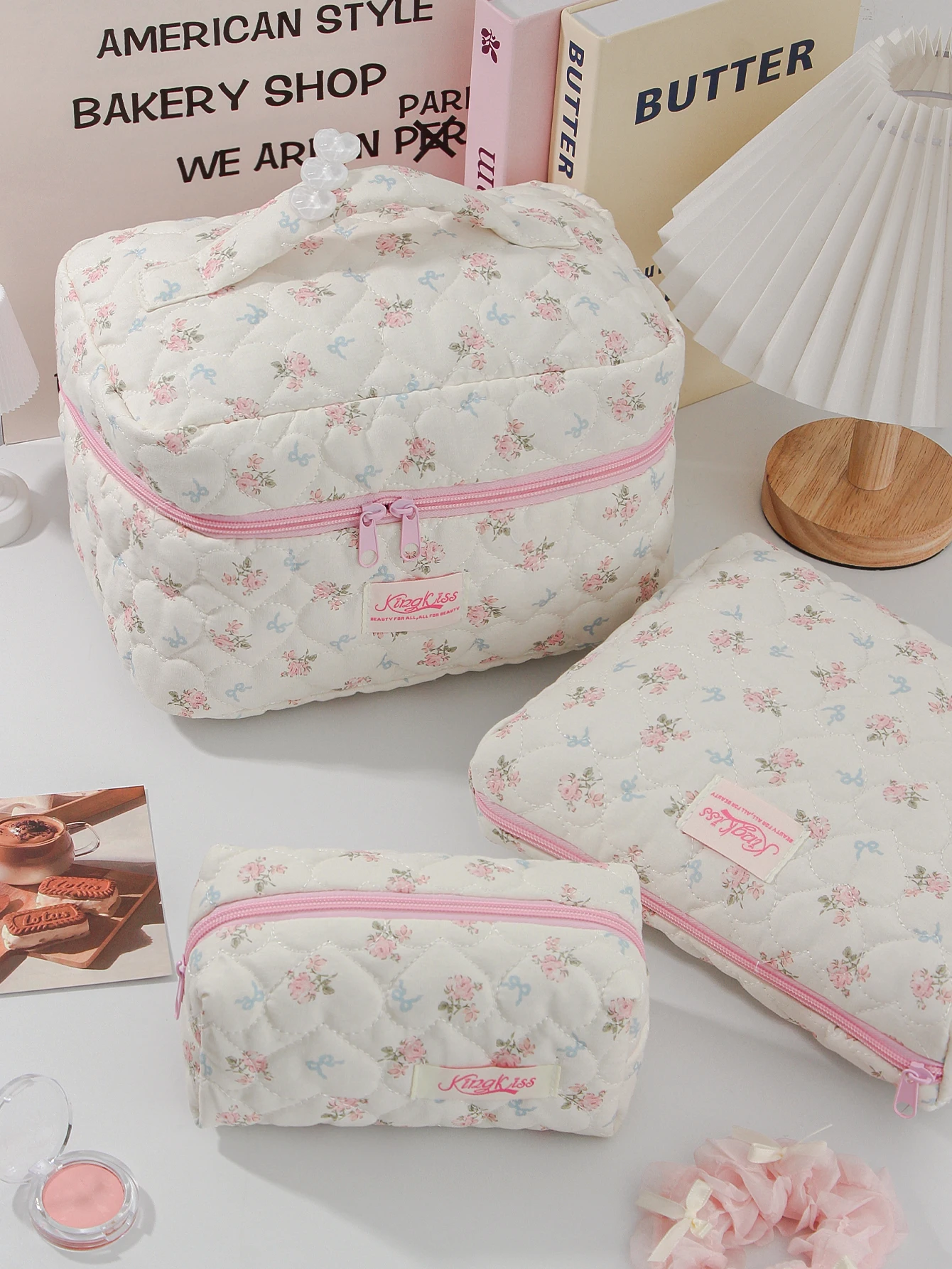 1 Stück/Set gesteppte Make-up-Tasche mit blauer Schleife und Blume, unverzichtbare Reise-Make-up-Tasche, Make-up-Tasche zur Aufbewahrung täglicher Toilettenartikel – Detail 3