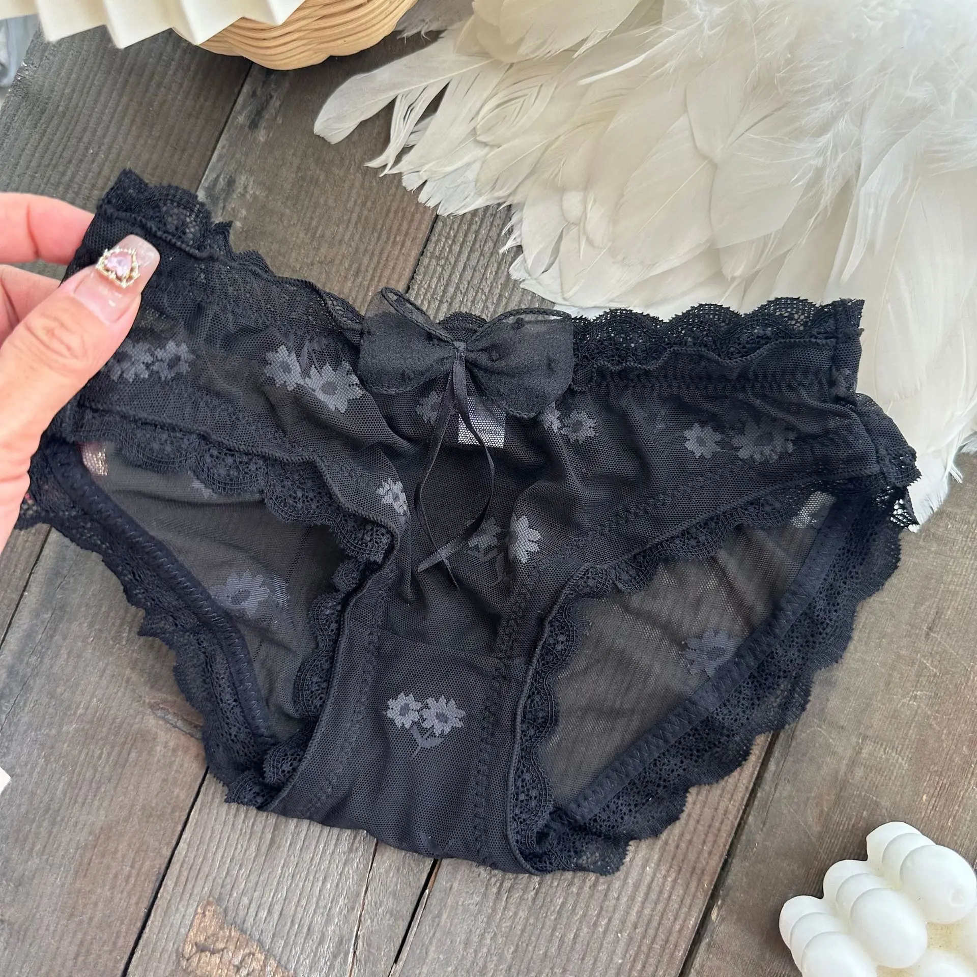 Breathing / new Japanese breathable lightweight underwear daisy jacquard mesh breifs sexy lace sweet girl panties