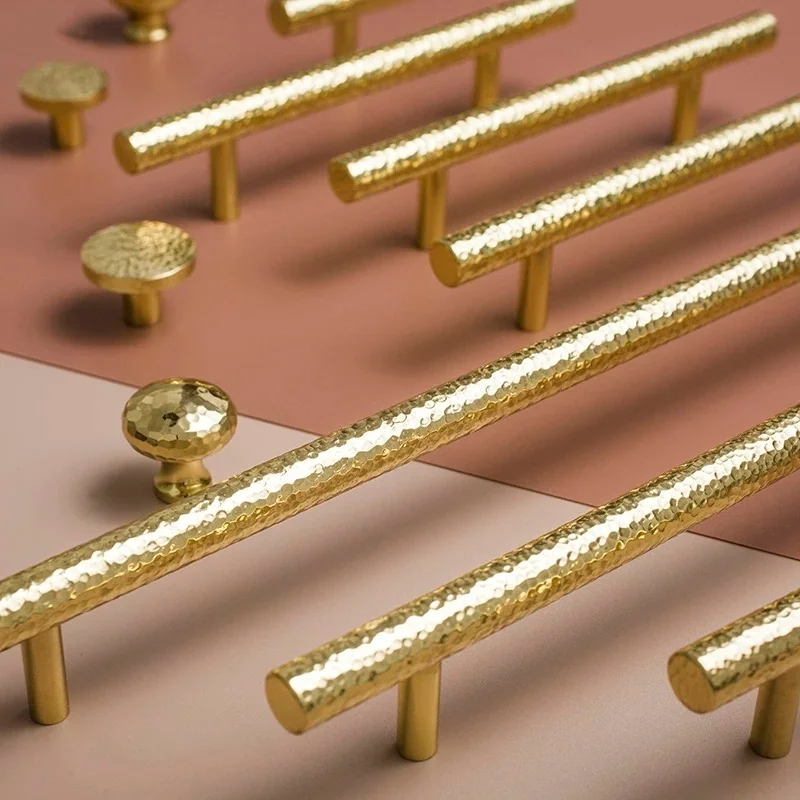 มือจับทองเหลืองลายตอกมือ สำหรับตู้เสื้อผ้า ตู้ครัว ลิ้นชักเก็บของ และเฟอร์นิเจอร์ 1