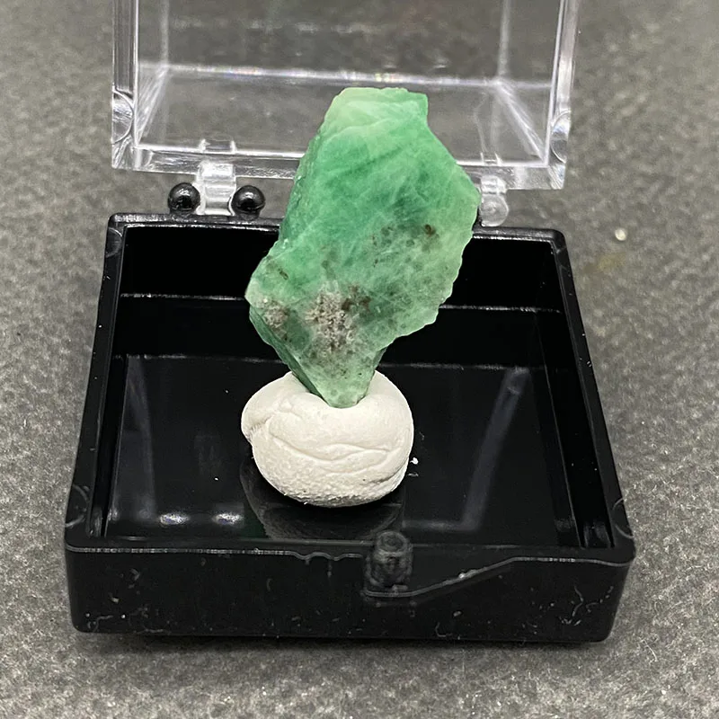 100%  Natural Emerald Mineral Specimens Stones and Crystals Healing Crystal   +Box size:35*35*35 mm