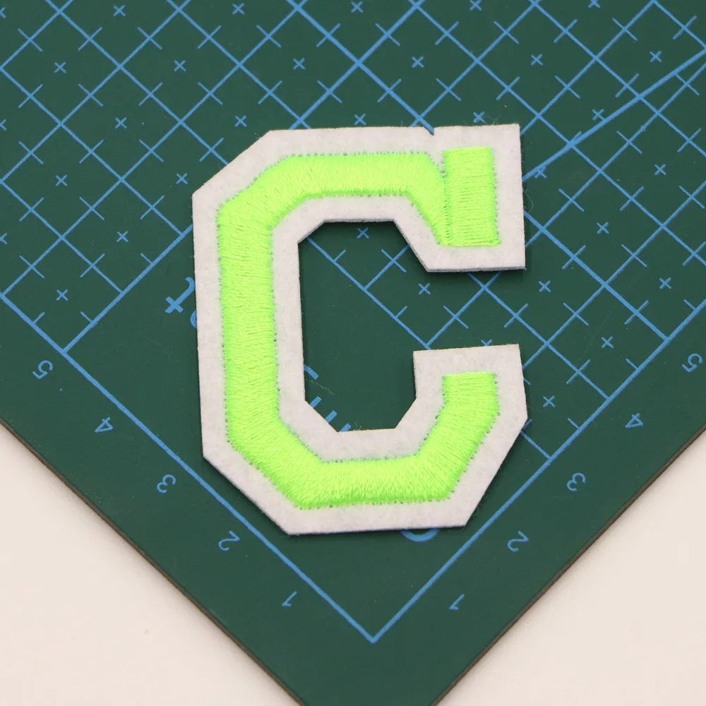1PC Leuchtstoff Grüne Brief Alphabet Bestickte Patches Eisen auf Patches Applique Patches Diy Custom Name Abzeichen Reparatur Patcch – Detail 6