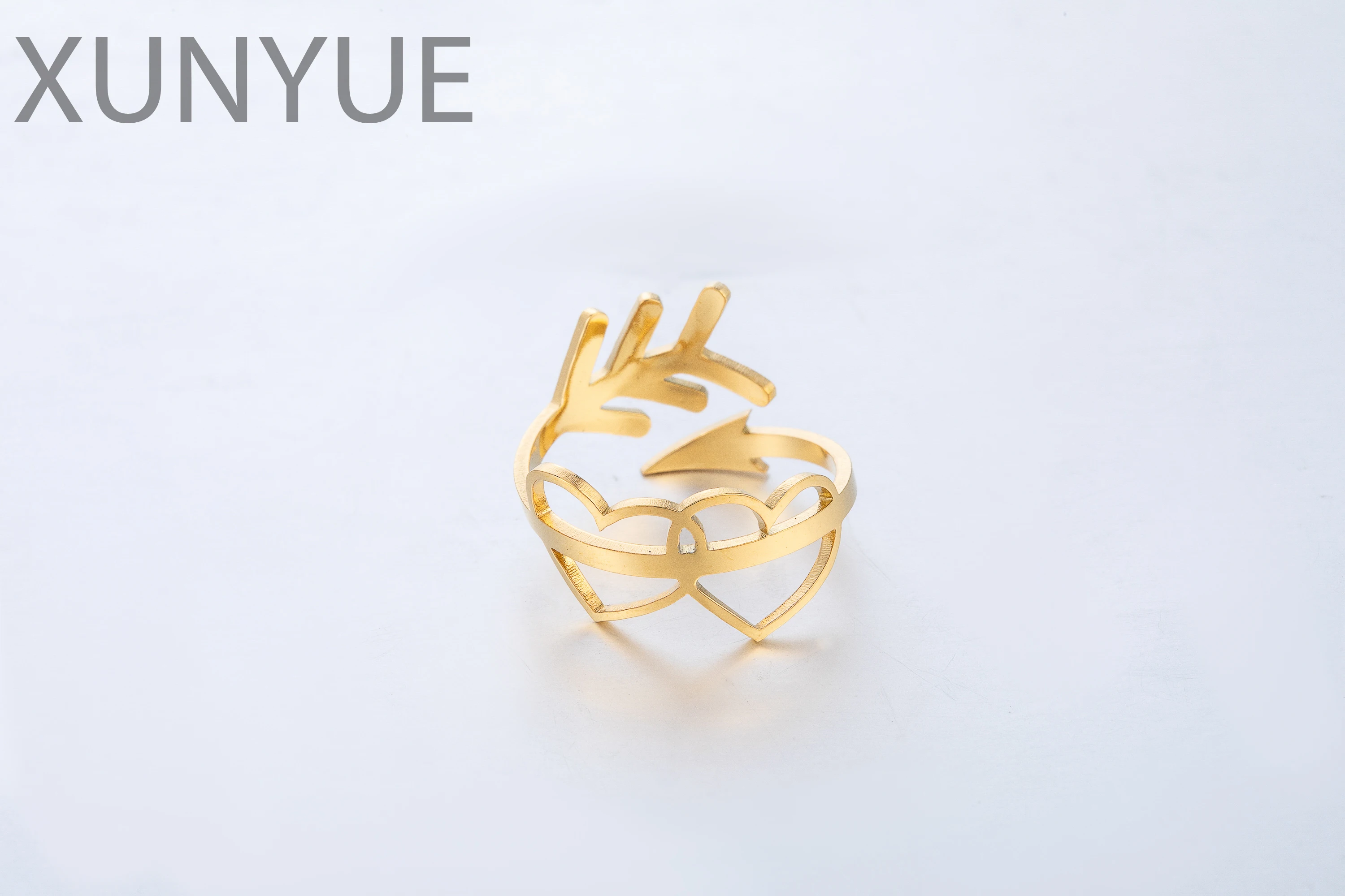 

Houwu design sense creative hollow heart opening ring Qiu Bite one of the arrows piercing the heart ring