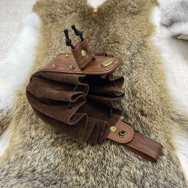 과거로의 시간 여행을 위한 중세 바이킹 머니 파우치