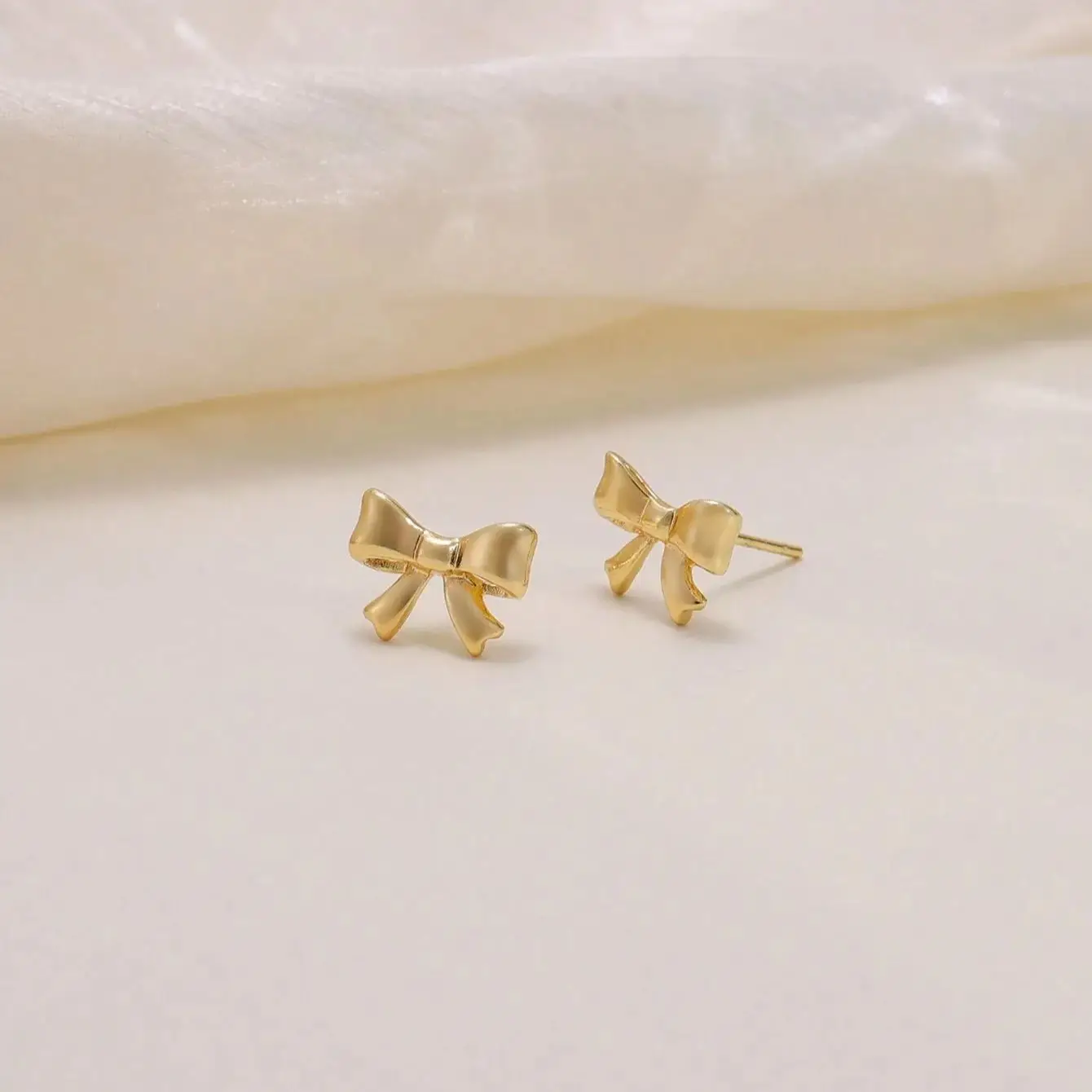 עגילי קשת קטנים בצבע זהב דקים בסגנון מינימליסטי עגילי תלייה רומנטיים עם תאריך תכשיטי אוזניים לנשים מתנה