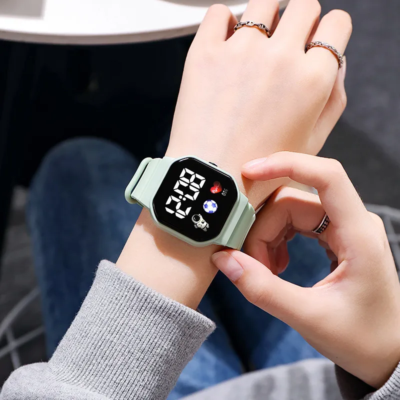 Children's watch, small square astronaut LED electronic watch, student party high-value simple and fashionable button watch 4