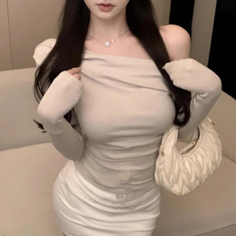 

Женская облегающая футболка с косым воротником, однотонная плиссированная привлекательная облегающая футболка без бретелек с длинными рукавами, уличная одежда, универсальный кроп-топ, весна 2024