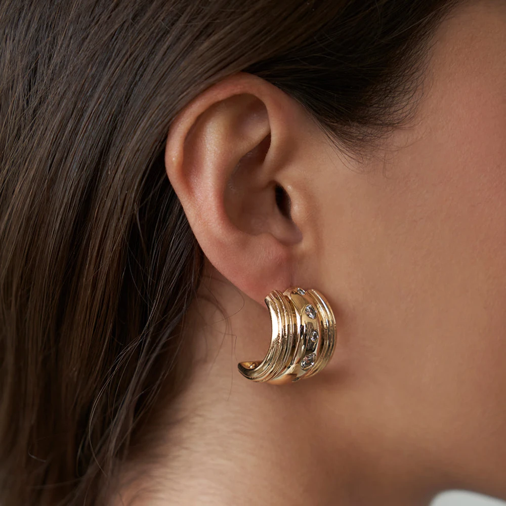 Creative Personality Striped Three Layers Arch CC Ear Hoops Huggie Earring for Women Statement Texture Zircon Studs Chic Jewelry