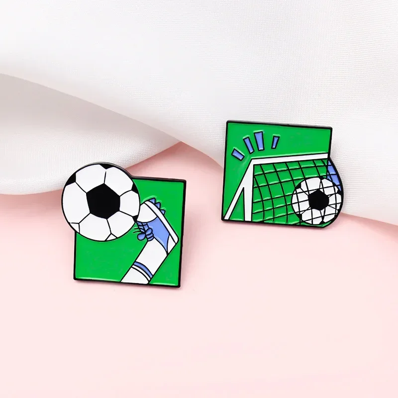 Cartoon-Fußballstar-Emaille-Broschen, Anstecknadeln, Nummer 7-Spieler-Action, kreatives Fußballverein-Abzeichen, Schmuck, Geschenk für Freunde, Fans – Detail 29
