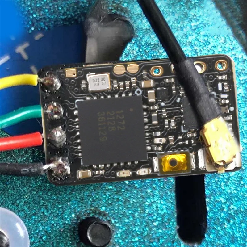 Kit récepteur 2.4GHz noir à côté d'une radio Tango 2, illustrant la compatibilité.